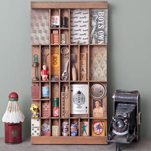 Großes schrulliges Kabinett mit Vintage Kuriositäten in einer alten Hamam-Vintage-Buchdrucker-Schubladenvitrine
