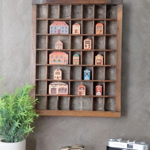 Wirklich schöne Sammlung handgefertigter Holzhäuser in einem schönen antiken Letterpress Set Case Drucker Schublade Vitrine