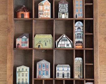 Antiker Setzkasten: Einzigartige Sammlung von Holzobjekten aus der Zeit der Antike