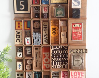 Skurrile Typografie Kunst in einem alten Setzkasten oder Schubladenfach
