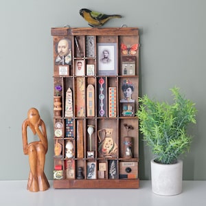 Großes schrulliges Kabinett mit Vintage Kuriositäten in einer alten Hamam-Vintage-Buchdrucker-Schubladenvitrine