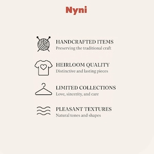 Puede incluir: Gr&aacute;fico con el nombre de la marca "Nyni" en rojo. La imagen presenta iconos y texto que describen los valores de la marca: art&iacute;culos hechos a mano, calidad de herencia, colecciones limitadas y texturas agradables.