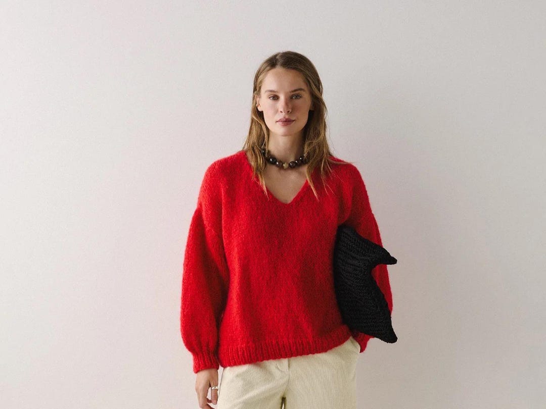 Vネックのレッドモヘアセーター、ハンドメイドのオーバーサイズニット