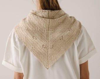 Foulard en laine angora tricoté à la main : châle triangulaire en dentelle beige