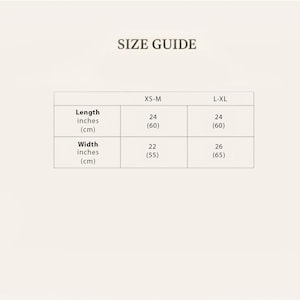 Puede incluir: Una tabla de gu&iacute;a de tallas con el texto "SIZE GUIDE" en la parte superior. La tabla muestra las medidas de largo y ancho en pulgadas y cent&iacute;metros. La talla XS-M tiene un largo de 24 pulgadas (60 cm) y un ancho de 22 pulgadas (55 cm). La talla L-XL tiene un largo de 24 pulgadas (60 cm) y un ancho de 26 pulgadas (65 cm).