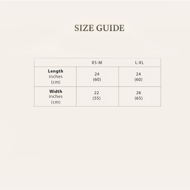Puede incluir: Una tabla de gu&iacute;a de tallas con el texto "SIZE GUIDE" en la parte superior. La tabla muestra las medidas de largo y ancho en pulgadas y cent&iacute;metros. La talla XS-M tiene un largo de 24 pulgadas (60 cm) y un ancho de 22 pulgadas (55 cm). La talla L-XL tiene un largo de 24 pulgadas (60 cm) y un ancho de 26 pulgadas (65 cm).
