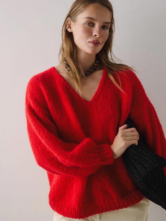 Vネックのレッドモヘアセーター、ハンドメイドのオーバーサイズニット