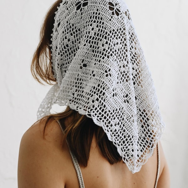 Pañuelo de encaje de algodón tejido a mano: Bufanda triangular de color blanco lechoso