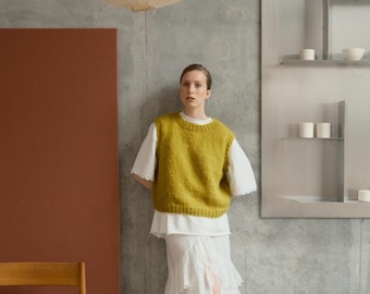 Handstickad grön mohairväst: Mysiga stickade plagg för kvinnor