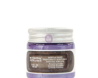 Puede incluir: Un tarro de 50 ml de pintura acrílica metálica de color morado. El tarro tiene una tapa plateada y una etiqueta que dice "Art Alchemy Metallic Acrylic Paint, French Lavender, Lavande Française, Lavanda Francesa".