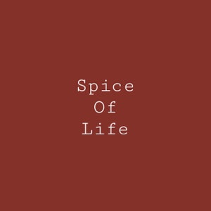 Pu&ograve; includere: Uno sfondo rosso con il testo "Spice Of Life" in bianco.