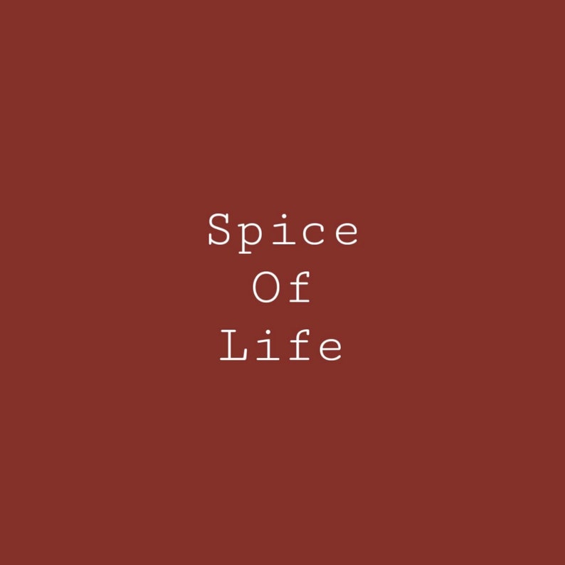 Pu&ograve; includere: Uno sfondo rosso con il testo "Spice Of Life" in bianco.