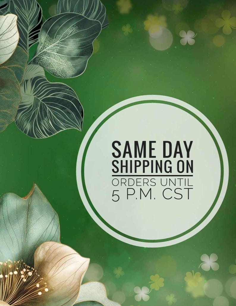 Peut inclure: Une tasse en c&eacute;ramique blanche avec une anse noire et l'inscription "But First, Coffee" en gras noir. La tasse est pos&eacute;e sur un fond flou, sugg&eacute;rant un cadre chaleureux.