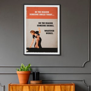 Könnte beinhalten: Ein Plakat im Vintage-Stil mit einer Frau in einem schwarzen Kleid und dem Text "Sei der Grund, warum jemand heute lächelt... oder der Grund, warum jemand trinkt. Was auch immer funktioniert."