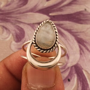 Regnbågsmånstensring: Dubbelring i sterlingsilver, bohemisk månedesign