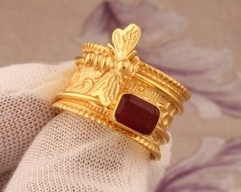 Anillo giratorio de rubí con abeja de miel hecho a mano: banda bañada en oro de 14 kt