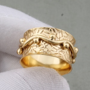 Handgemaakte 22K vergulde ring: boho-duimband