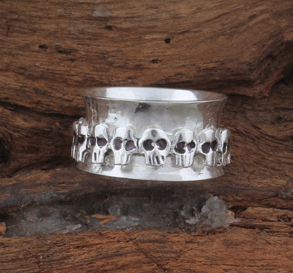 スターリングシルバーのスカルスピナーリング：ゴシックバイカーの