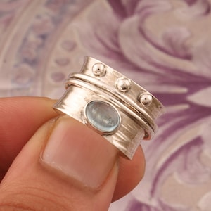Anillo giratorio de aguamarina en plata de ley 925 maciza, hecho a mano, con banda martillada, regalo para la piedra de nacimiento de marzo.