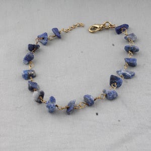 Bransoletka z rozciągliwych koralików z szorstkiego lapis lazuli, z możliwością układania w stosy kamieni szlachetnych