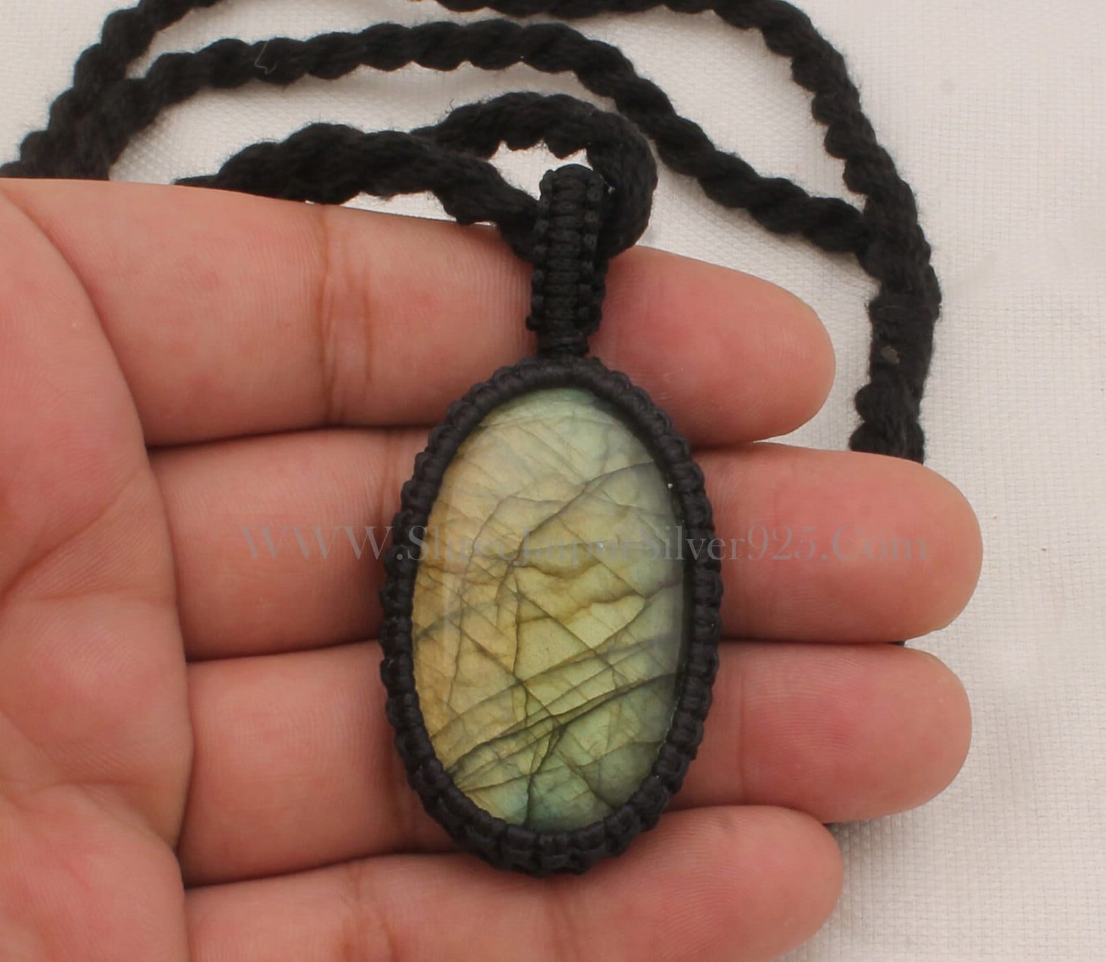華やかなラブラドライトペンダントネックレス：手作りの黒糸ボヘミアン