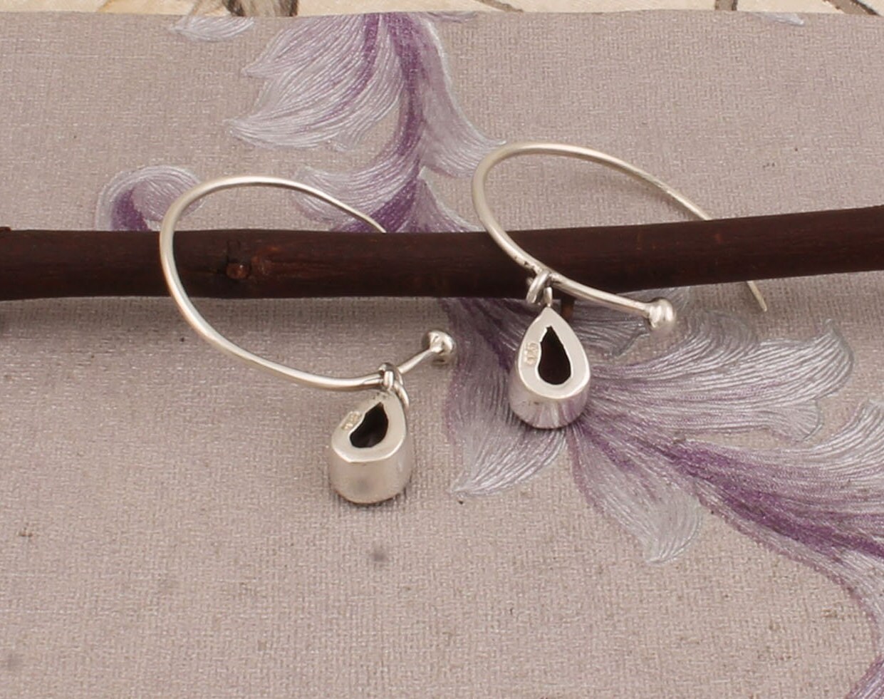 Orecchini a cerchio in argento sterling con filo avvolto e granato rosso - Italia