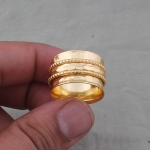 22k vergulde spinnerring: handgehamerde messing duimband