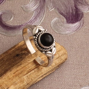 Bague en argent sterling avec onyx noir : motif feuilles fabriqué à la main