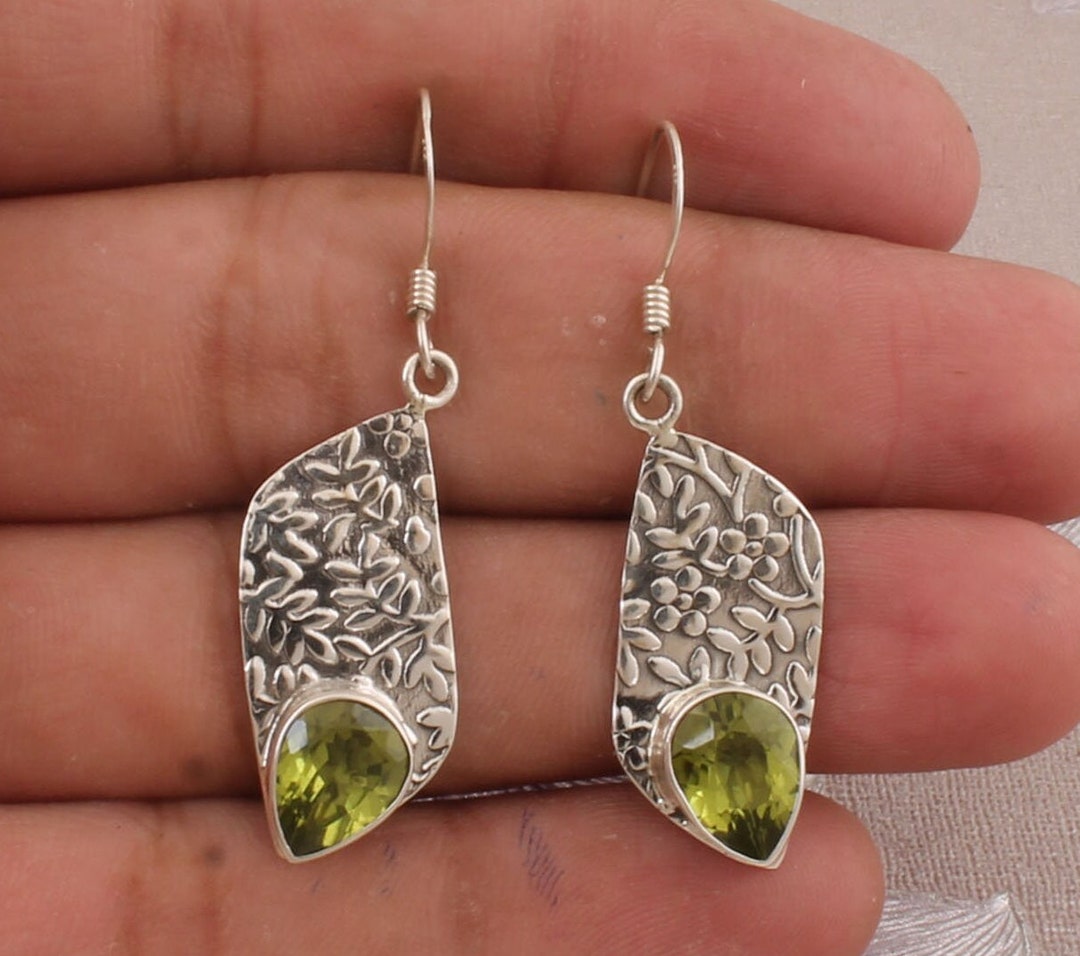 Orecchini in argento sterling con peridoto fatti a mano Orecchini in argento sterling con peridoto fatti a mano