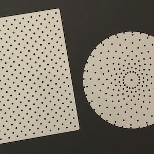 Peut inclure: Deux planches à clous blanches avec un motif de petits trous. Une planche à clous est rectangulaire et l'autre est ronde.