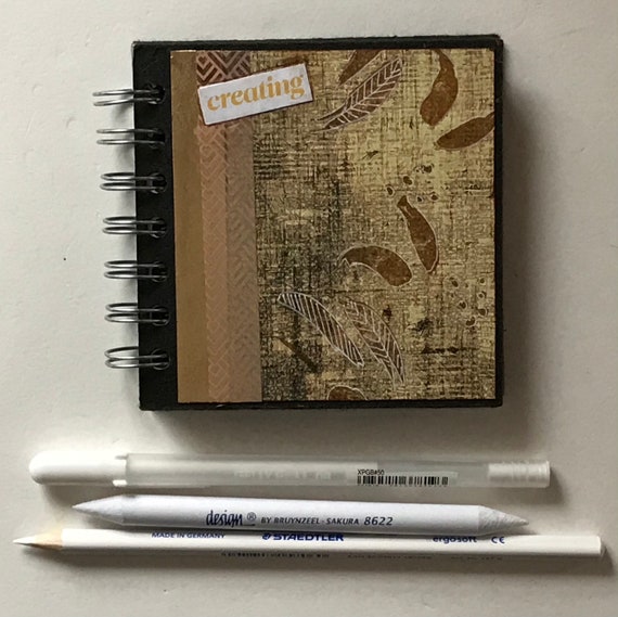 Mini carnet de croquis avec papier noir, stylo bille White Gelly