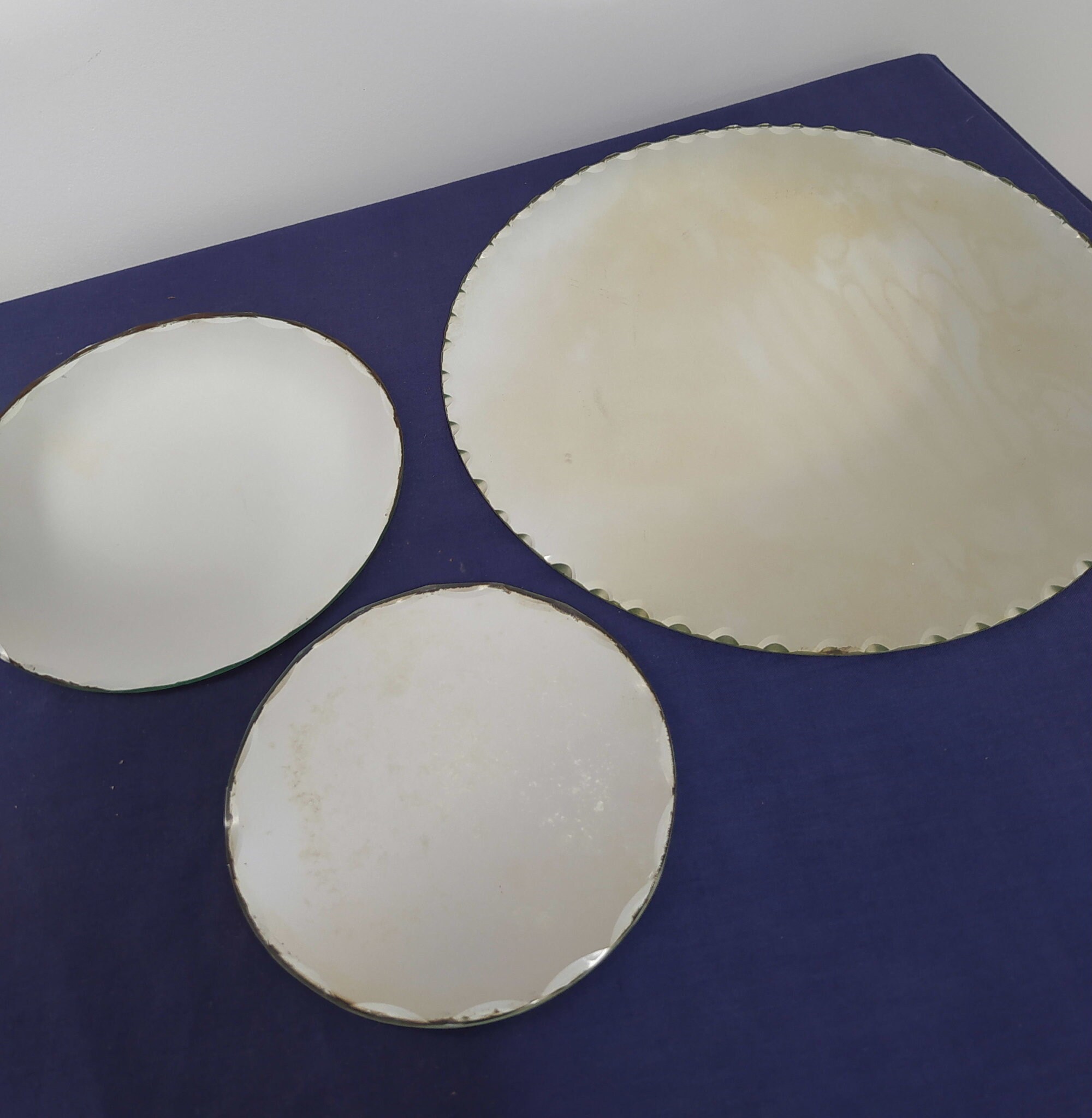 3 Stands Vintage Français Mirrored - Décoratif Patine et Foxing Socles Brocante