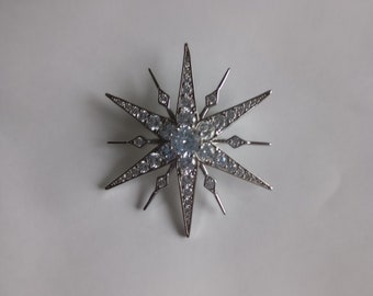 Beautiful Silver tone Star Brooch......Crystal Star Brooch