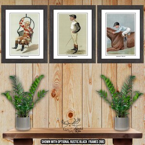 Op de afbeelding: Drie ingelijste illustraties van jockeys in vintage stijl. De eerste afbeelding toont een jockey in een rood-wit gestreept jasje dat een paard berijdt. De tweede afbeelding toont een jockey in een wit jasje en een zwarte pet. De derde afbeelding toont een jockey in een blauw jasje dat een bruin paard berijdt.