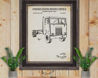 Op de afbeelding: Een zwart-witte lijntekening van een patent voor een Peterbilt Cabover Truck. Het patentnummer is 2.942.376 en de patentdatum is 2 augustus 1960. De tekening toont een zijaanzicht van de vrachtwagen met de cabine boven de motor.