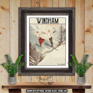 Könnte beinhalten: Vintage-Reiseposter für Windham, New York, mit einem Paar, das einen schneebedeckten Berghang hinunterskifährt. Das Poster hat ein Retro-Design mit einem braunen und weißen Farbschema.