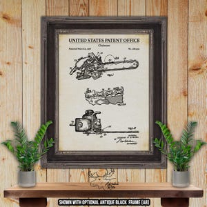 Può includere: Un disegno di brevetto vintage in bianco e nero di una motosega. Il disegno mostra il design della motosega e include il testo "United States Patent Office", "Chainsaw", "Patented March 25, 1958", "No. 2,850,919", e "Inventor: Leonard E. Strunk".