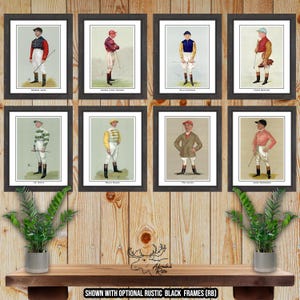 Op de afbeelding: Acht ingelijste illustraties van jockeys in hun racekleuren. Elke illustratie is in een zwart frame en toont een jockey in een andere kleur zijde. De jockeys dragen allemaal rijlaarzen en hoeden. De illustraties zijn geplaatst tegen een houten achtergrond.