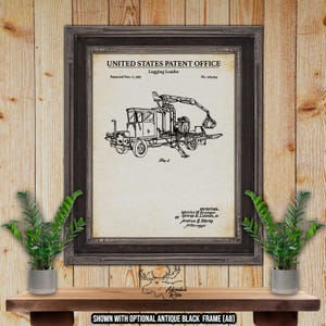 Peut inclure: Un dessin au trait noir et blanc d'un brevet de chargeur forestier. Le brevet est intitulé "United States Patent Office" et "Logging Loader". Le numéro de brevet est 209 794. Le brevet a été délivré le 13 novembre 1967. Le dessin montre une vue de côté du chargeur forestier, qui est un camion avec un bras de grue et un grappin.