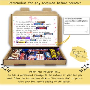 Puede incluir: Una caja de regalo personalizada llena de varias barras de chocolate, incluyendo Snickers, Twix y Boost. La caja tiene un mensaje escrito a mano y el texto "Bestie..." y "Happy Birthday Jules." La caja es marr&oacute;n con un acento amarillo.