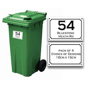 Puede incluir: Contenedor de basura verde con una señal blanca que dice "54 BLUESTONE HEATH RD". Se muestran dos señales adicionales, una con el mismo texto y la otra con "PACK OF 4 CHOICE OF DESIGNS 10cm x 15cm".