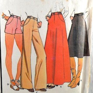 Può includere: Illustrazione di quattro diversi stili di abbigliamento: pantaloncini rosa, pantaloni beige, una lunga gonna rossa e una gonna grigia. Ogni outfit è abbinato a scarpe diverse. Gli outfit sono disegnati su sfondo bianco.