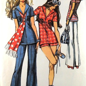 Puede incluir: Ilustración de moda vintage con tres mujeres con atuendos de los años 70. Una lleva un traje pantalón azul con una bufanda con estampado de estrellas. Otra lleva un mono rojo floral. La tercera lleva una camiseta a rayas y pantalones blancos.