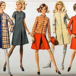 Può includere: Un modello di cucito vintage che presenta cinque diversi design di abiti. Gli abiti sono in vari colori e motivi, tra cui a quadri, pied de poule e colori solidi. Il modello include istruzioni per realizzare un abito con colletto, un abito con maniche corte, un abito con maniche lunghe, un abito con gonna e un abito con giacca. Il modello è per una taglia di seno di 86 cm.