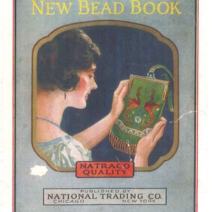 Puede incluir: Una portada de libro vintage que muestra a una mujer admirando un bolso de cuentas con un fondo verde y un diseño rojo y dorado. El título del libro es "Emma Post Barbour's New Bead Book" y el editor es "National Trading Co."