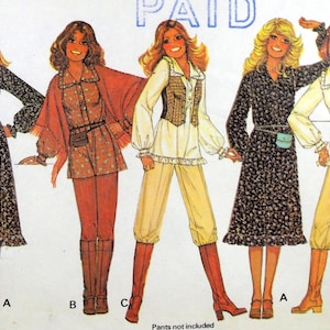 Pode incluir: Uma ilustração de molde de costura apresentando cinco figuras vestindo várias roupas, incluindo vestidos com estampa floral com bainhas franzidas, uma túnica abotoada com poncho de franjas e blusas combinadas com calças curtas e botas altas.