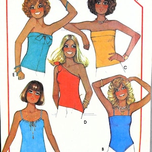 Puede incluir: Una ilustración de sobre de patrón de costura que muestra cinco diseños de tops diferentes. Los tops incluyen un top azul sin tirantes con lazo, un top amarillo sin tirantes, un top rojo de un solo hombro con lazo, una camiseta azul de tirantes finos y una camiseta sin mangas azul.