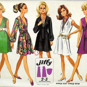 Puede incluir: Un sobre de patrón de costura vintage titulado Jiffy con ilustraciones de cinco vestidos sin mangas y de manga larga en verde, floral, negro, blanco y morado. El texto incluye Jiffy, 2 or 3 main pattern pieces y easy cut easy sew.