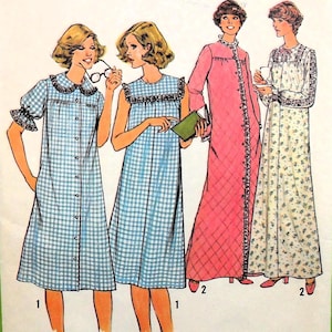 Op de afbeelding: Vintage naaipatroon met vier nachtkledingontwerpen. De patronen omvatten een blauw-wit geruite jurk, een roze gewatteerde badjas en een nachtjapon met bloemenprint. De nachtkleding heeft decoratieve kragen en knoopsluitingen.