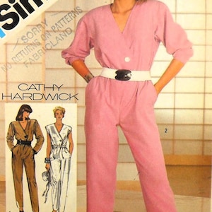Può includere: Un cartamodello per una tuta con scollo a V e cintura bianca. Il cartamodello è disponibile nelle taglie 8-12, 10-14 e 12-16. Il cartamodello è di Simplicity ed è stato disegnato da Cathy Hardwick.